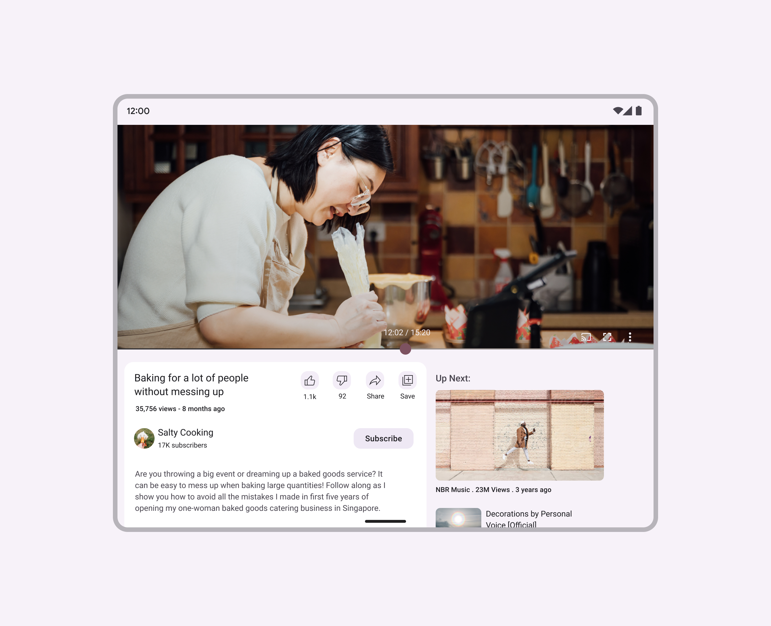 主角式屏幕显示一个带有视频或图片的轮播图，并在下方显示辅助面板。