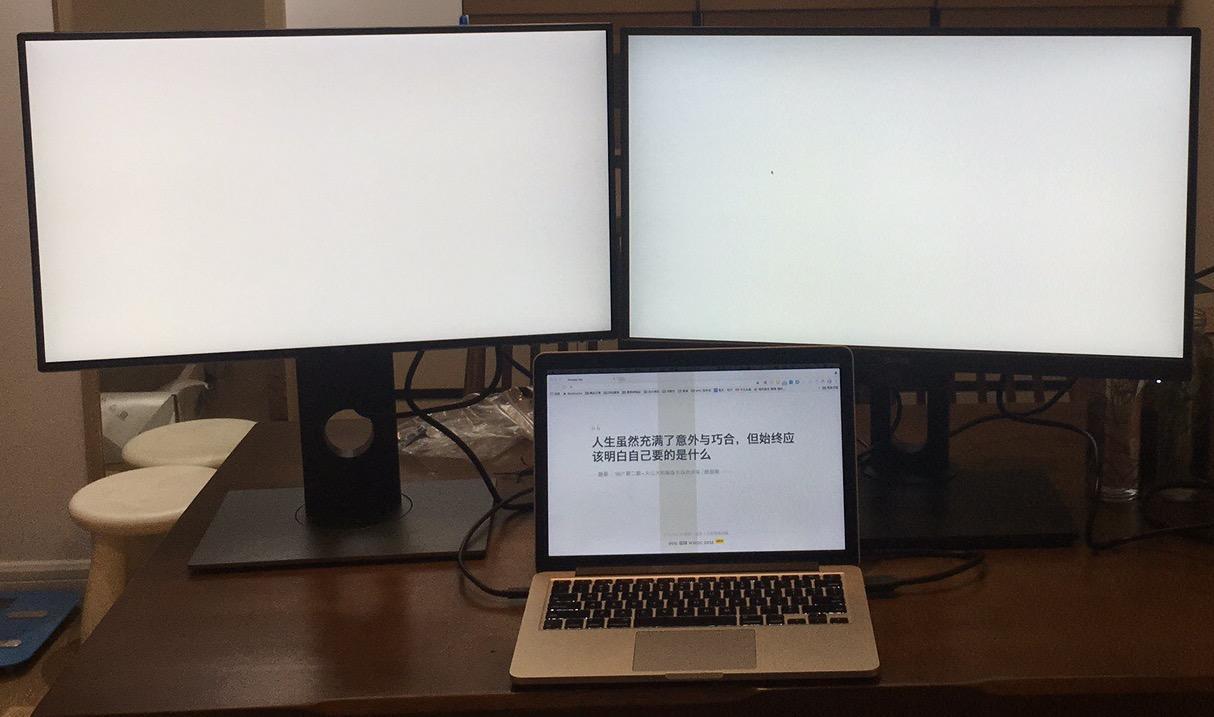 戴尔U2518D（左）与明基PD2500Q（右）白屏对比